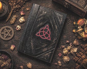 Zaczarowana, ręcznie robiona Księga Cieni – duży format A4 | Czyste strony Triquetra Grimoire | Dziennik pogańskiego czarostwa | 600 stron | Księga zaklęć okultystycznych