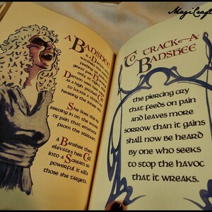 Puede incluir: Una p&aacute;gina de libro con una ilustraci&oacute;n de una banshee, una criatura m&iacute;tica, con cabello largo y fluido y un grito penetrante. El texto en la p&aacute;gina dice: "Una Banshee es un demonio que vaga por el mundo aliment&aacute;ndose de shock, solo de noche se puede sentir un gran dolor. El demonio usa su voz como un grito agudo para localizar a una v&iacute;ctima escuchando el grito interior. Ella hace esto concentr&aacute;ndose en las olas de dolor que emanan del afectado. Una Banshee luego eleva su llamada a un grito tan poderoso que mata a quienes ella apunta." y "Para romper una Banshee, el grito penetrante que se alimenta del dolor y deja m&aacute;s dolor que el que gana ahora ser&aacute; escuchado por quien busca detener el caos que causa."
