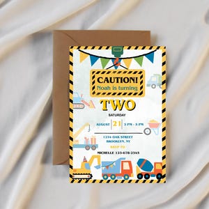 Op de afbeelding: Een rechthoekige verjaardagsuitnodiging met een geel-zwarte waarschuwingsrand. Het bevat bouwvoertuigen, kleurrijke vlaggetjes en de tekst CAUTION! Noah is turning TWO, SATURDAY, AUGUST 21, 3 PM - 5 PM, 1234 OAK STREET BROOKLYN, NY, RSVP TO MICHELLE 123-678-2345.