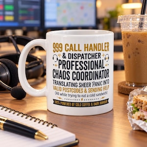Puede incluir: Una taza de cerámica blanca con el texto 999 CALL HANDLER & DISPATCHER PROFESSIONAL CHAOS COORDINATOR TRANSLATING SHEER PANIC INTO VALID POSTCODES & SENDING HELP (All while trying to eat a cold sandwich) 100% POWERED BY COLD COFFEE & DARK HUMOUR.