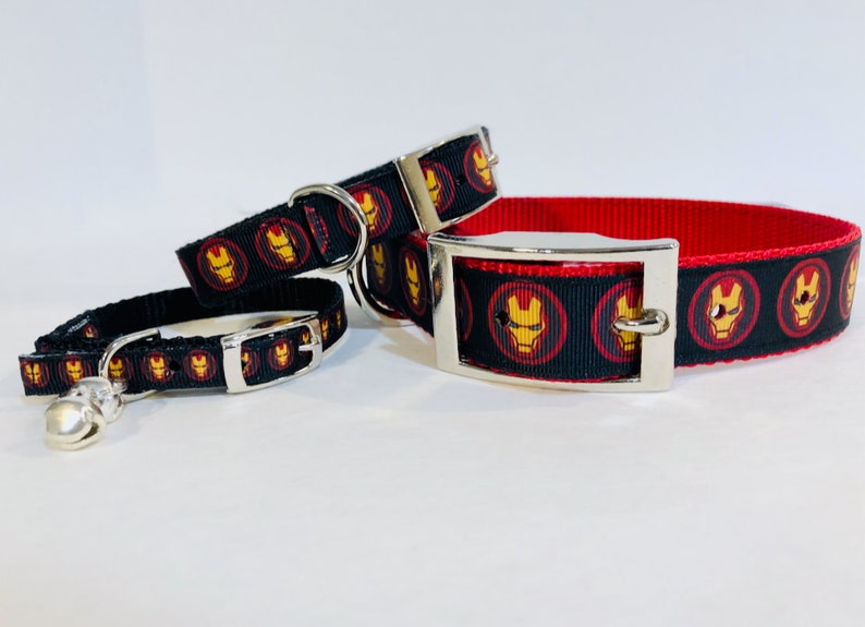 Pu&ograve; includere: Tre collari per animali domestici neri e rossi con un motivo ripetuto della maschera di Iron Man. I collari sono di diverse dimensioni, con il collare pi&ugrave; piccolo che ha una campanella.