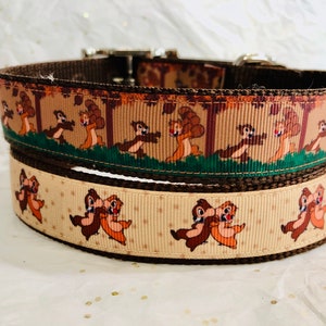 Puede incluir: Dos collares para perros con diseños de ardillas de dibujos animados. El collar superior tiene un fondo marrón con ardillas, árboles y hierba verde. El collar inferior tiene un fondo beige con ardillas y pequeños puntos.
