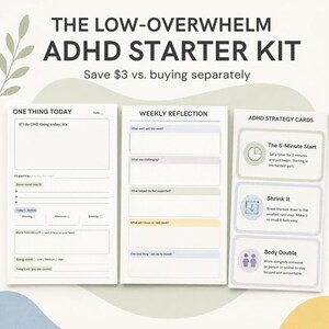 Può includere: Il kit iniziale ADHD Low-Overwhelm include tre fogli stampati: un pianificatore One Thing Today, una guida Weekly Reflection e carte strategiche ADHD con suggerimenti come The 5-Minute Start, Shrink It e Body Double con icone.
