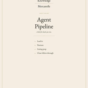 Puede incluir: Un documento de color crema con texto negro que dice Knowledge Mercantile, Agent Pipeline, A desk for deals you run, y una lista numerada: 01 Lead in, 02 Nurture, 03 Listing prep, 04 Close follow-through, enmarcado por un borde fino.