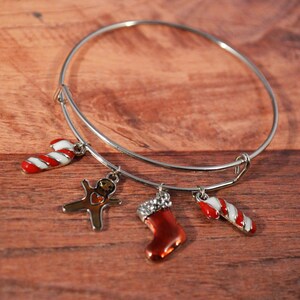 Christmas Charm Bangle, Christmas Bangle, Christmas Bracelet, Holiday Bracelet, Christmas Jewelry, Holiday Jewelry, Xmas Jewelry