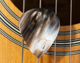 Púa de guitarra de cuerno de cebú rara, 1.5 estándar - Color calico premium - De mi colección personal