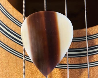 Púa de guitarra de cuerno de cebú rara, 1.25 estándar - Color calico premium - De mi colección personal