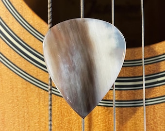 Púa de guitarra de cuerno de cebú rara, 1.5 estándar - Color calico premium - De mi colección personal