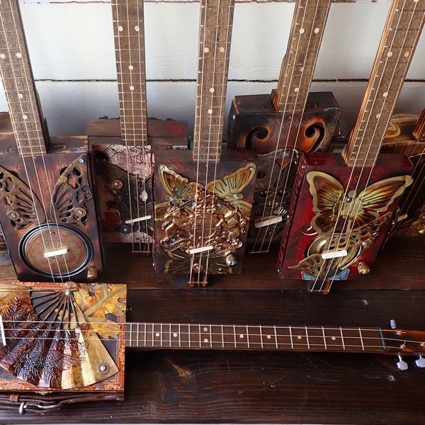 Cigar Box Gitarre - 3-Saiter Folk Art Resonator Style - Premium Custom Build von Nashville Picks