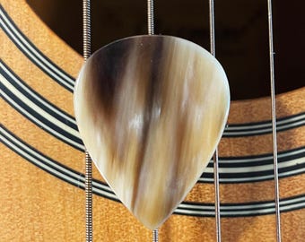 Púa de guitarra de cuerno de cebú rara, 1.25 estándar - Color calico premium - De mi colección personal