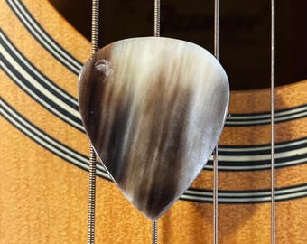 Púa de guitarra de cuerno de cebú rara, 1.5 estándar - Color calico premium - De mi colección personal