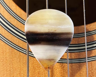 Púa de guitarra de cuerno de cebú rara, 1.5 estándar - Color calico premium - De mi colección personal