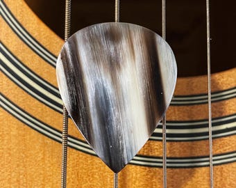 Púa de guitarra de cuerno de cebú rara, 1.25 estándar - Color calico premium - De mi colección personal