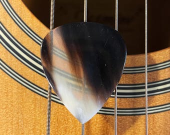 Púa de guitarra de cuerno de cebú rara, 1.5 estándar - Color calico premium - De mi colección personal