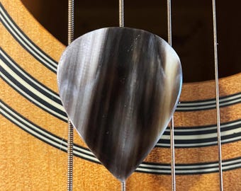 Púa de guitarra de cuerno de cebú rara, 1.5 estándar - Color calico premium - De mi colección personal