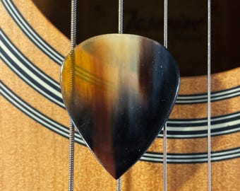 Púa de guitarra de cuerno de cebú rara, 1.5 estándar - Color calico premium - De mi colección personal