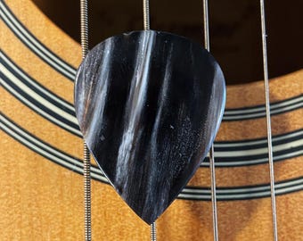 Púa de guitarra de cuerno de cebú rara, 1.25 estándar - Color calico premium - De mi colección personal