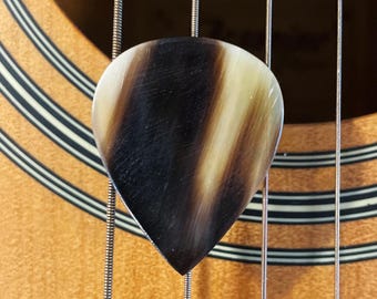 Púa de guitarra de cuerno de cebú rara, 1.5 estándar - Color calico premium - De mi colección personal