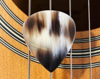 Púa de guitarra de cuerno de cebú rara, 1.5 estándar - Color calico premium - De mi colección personal