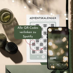 Könnte beinhalten: Eine rechteckige Adventskalenderkarte mit der Aufschrift ADVENTSKALENDER mit 24 nummerierten QR-Codes, ein Smartphone mit Musik-Player-Oberfläche, ein grüner Glaskerzenhalter und zwei dunkelgrüne Papier-Wabenbälle.