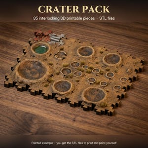 Op de afbeelding: Een Crater Pack met 35 in elkaar grijpende 3D-printbare onderdelen en STL-bestanden. De terreinset toont een bruin, getextureerd landschap met meerdere cirkelvormige kraters van verschillende groottes, kleine groene vlekken en plukjes gras.