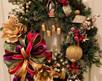 Julkrubba med juldekoration; Stor rödgrön guldmagnolia; Designerkrans