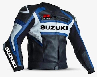 Op de afbeelding: Een zwart, blauw en wit leren motorjack met het Suzuki-logo in het zwart op de borst en in het wit op de mouw, voorzien van een rood en zwart GSX-embleem op de bovenborst en een ritssluiting over de gehele voorzijde.