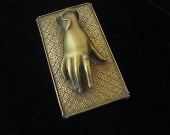 Pisapapeles con escultura figurativa de una mano de mujer en bronce antiguo
