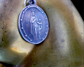 Madonna Würgen eine Schlange Heilige Medaille Anhänger Charm Halskette