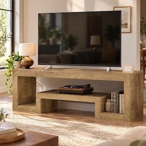 Può includere: Un mobile porta TV rettangolare in legno marrone chiaro con un ampio piano superiore e un ripiano inferiore. Il mobile presenta un design aperto con supporti laterali. Un televisore a schermo piatto è posizionato sopra.