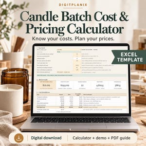 Puede incluir: Una pantalla de portátil muestra la plantilla de Excel Digitplanix Candle Batch Cost & Pricing Calculator. La interfaz presenta campos de datos para la producción por lotes, resultados de costes y una tabla de desglose.
