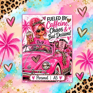Könnte beinhalten: Eine digitale Illustration mit einer Person mit rosa Haaren in einem leuchtend rosa Auto. Der Text lautet Fueled by Caffeine, Chaos & Bad Decisions! und Coffee Girls Plans Road Trips. Das Design enthält Leopardenmuster-Akzente und Herzen.