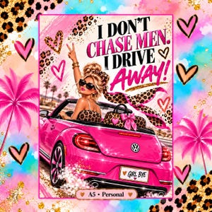 Könnte beinhalten: Ein lebendiger Grafikdruck mit einem leuchtend pinkfarbenen Cabriolet und dem Nummernschild GIRL BYE. Eine blonde Person mit Sonnenbrille sitzt im Auto und zeigt ein Friedenszeichen. Der Text lautet I DON'T CHASE MEN. I DRIVE AWAY.