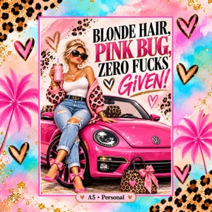 Könnte beinhalten: Ein Grafikdruck mit einer blonden Figur mit Sonnenbrille, weißem Tanktop und zerrissener Jeans, die an einem leuchtend pinken Cabrio lehnt. Der Text lautet BLONDE HAIR, PINK BUG, ZERO FUCKS GIVEN! mit Leopardenmuster und Herzmotiven.