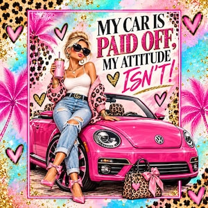 Könnte beinhalten: Eine digitale Illustration mit einer Person mit blondem Haar, Sonnenbrille und einer rosa Leopardenmuster-Strickjacke, die auf einem leuchtend rosa Cabrio sitzt. Der Text lautet: MY CAR IS PAID OFF, MY ATTITUDE ISN'T! Mit rosa Palmen und Herzen.