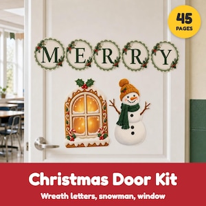 Puede incluir: Un conjunto de decoraciones navideñas para puertas que incluye cinco letreros circulares festoneados que deletrean MERRY en letras verde oscuro, una ventana estilo pan de jengibre con bastones de caramelo y un muñeco de nieve.