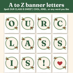 K&ouml;nnte beinhalten: Ein Set aus druckbaren Bannerbuchstaben mit dem Text A to Z banner letters und Spell OUR CLASS IS SWEET, COOL, KIND... or any word you like. Jede Karte zeigt einen dunkelgr&uuml;nen Buchstaben in einem gewellten Kreis mit Stechpalmen-Motiven.