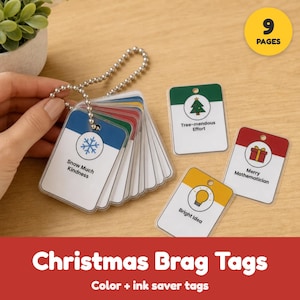 Könnte beinhalten: Ein Set rechteckiger Weihnachtsanhänger an einer Metallkugelkette. Jeder Anhänger hat einen weißen Hintergrund mit einem farbigen oberen Bereich, einem weihnachtlichen Symbol und Texten wie Snow Much Kindness, Tree-mendous Effort, Merry Mathematician und Bright Idea.
