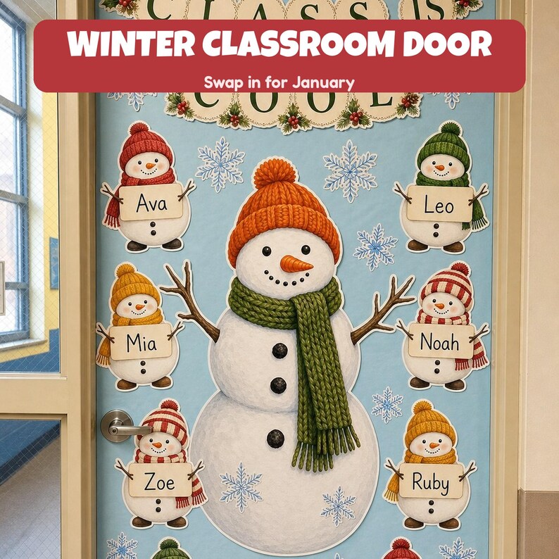 K&ouml;nnte beinhalten: Eine Klassenzimmert&uuml;r-Dekoration mit einem gro&szlig;en zentralen Schneemann, der eine orangefarbene Strickm&uuml;tze und einen gr&uuml;nen Schal tr&auml;gt, umgeben von sechs kleineren Schneem&auml;nnern mit Schildern der Namen Ava, Leo, Mia, Noah, Zoe und Ruby. Der hellblaue Hintergrund zeigt Schneeflocken und den Text WINTER CLASSROOM DOOR.