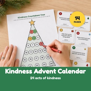 Könnte beinhalten: Ein Kindness Countdown Tree Aktivitätsblatt mit einem dreieckigen Baumumriss, der nummerierte Kreise von 1 bis 24 enthält. Ein roter Stift malt Kreis 9 aus. Mehrere kleine Karten mit Aufgaben und ein gelber 14 Seiten Kreis sind enthalten.
