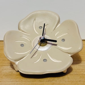 Reloj de escritorio vintage de cerámica con forma de flor, reloj de mesa de cuarzo con estampado floral beige, bonito reloj de mesita de noche de cerámica artística de estilo shabby chic italiano.