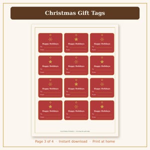 Pu&ograve; includere: Un foglio stampabile di dodici etichette regalo rettangolari rosse con icone di stelle e fiocchi di neve dorati. Ogni etichetta riporta il testo Happy Holidays, To e From. L'intestazione recita Christmas Gift Tags e il pi&egrave; di pagina Cozy Holiday Printables | Cut along the gold edge.