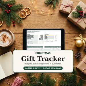 Może przedstawiać: Cyfrowy tablet wyświetlający arkusz kalkulacyjny Holiday Gift Summary, z nałożonym polem tekstowym CHRISTMAS Gift Tracker, Budgets, status dropdowns + auto totals, GOOGLE SHEETS, INSTANT DOWNLOAD na drewnianej powierzchni.