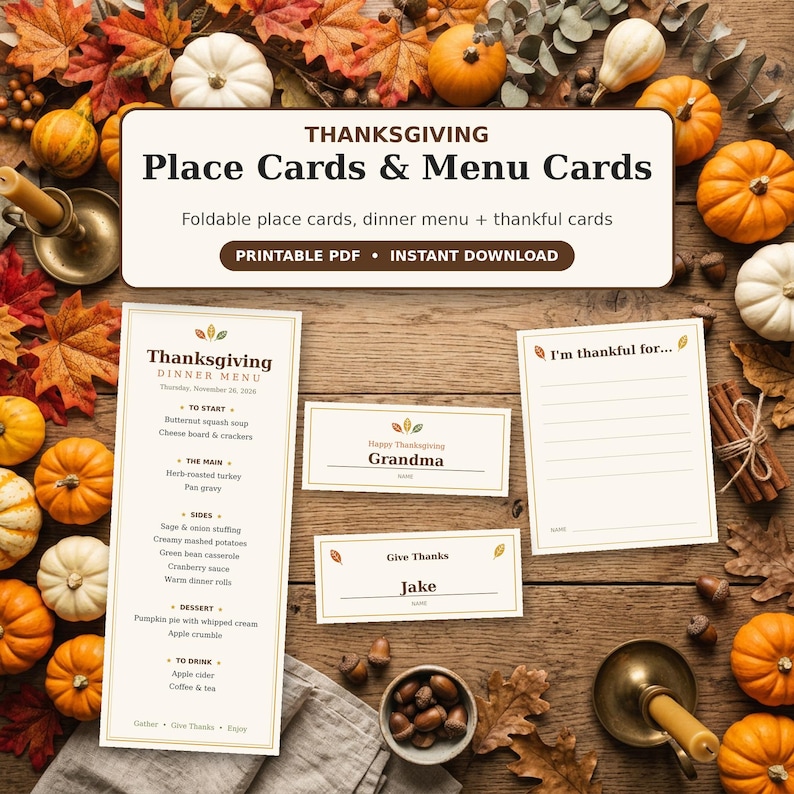 Puede incluir: Un conjunto de tarjetas de lugar y men&uacute;s de Acci&oacute;n de Gracias que incluye un men&uacute; de cena, tarjetas de nombre y tarjetas de agradecimiento. El texto incluye "THANKSGIVING Place Cards & Menu Cards", "PRINTABLE PDF", "INSTANT DOWNLOAD" y "I'm thankful for..." sobre un fondo de madera.
