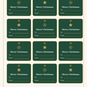 Pu&ograve; includere: Un foglio di dodici etichette regalo rettangolari con angoli arrotondati, sfondo verde scuro, bordi dorati e icone dorate di stelle o fiocchi di neve. Ogni etichetta include il testo Merry Christmas, To: e From:.