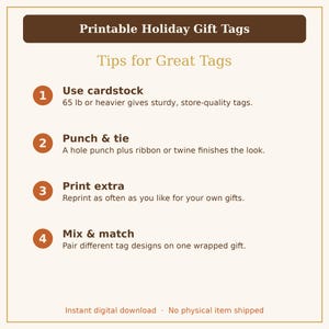 Pu&ograve; includere: Un grafico informativo bianco intitolato Printable Holiday Gift Tags con un'intestazione marrone. Elenca quattro suggerimenti numerati: usare cartoncino da 65 lb o pi&ugrave; pesante, forare e legare con nastro, stampare copie extra e abbinare i design.