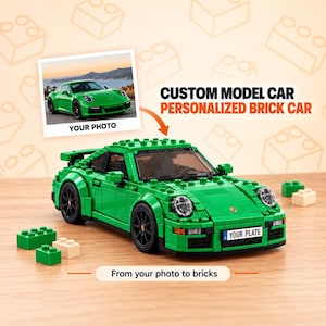 Peut inclure: Une voiture miniature construite en briques vertes avec des roues noires et une plaque d'immatriculation indiquant YOUR PLATE. Le texte CUSTOM MODEL CAR PERSONALIZED BRICK CAR et From your photo to bricks accompagnent une photo.