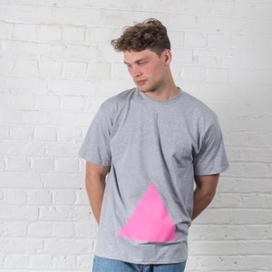 Plain Bear Triangle T-shirt Pink on Grey imagen 1