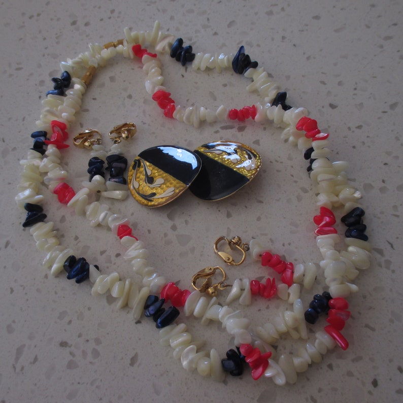 Gift 2 SHELL Necklaces /& Matching Pairs of Earrings Blue Necklace Has Additional Pair Detash 2 Vintage Jewelry Sets Clip Earrings