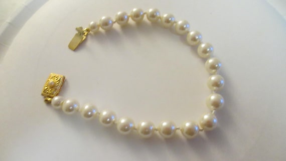 Pearl Hand Knotted Bracelet: Signed Gold Closure Hallmarked G. Silver View 2
